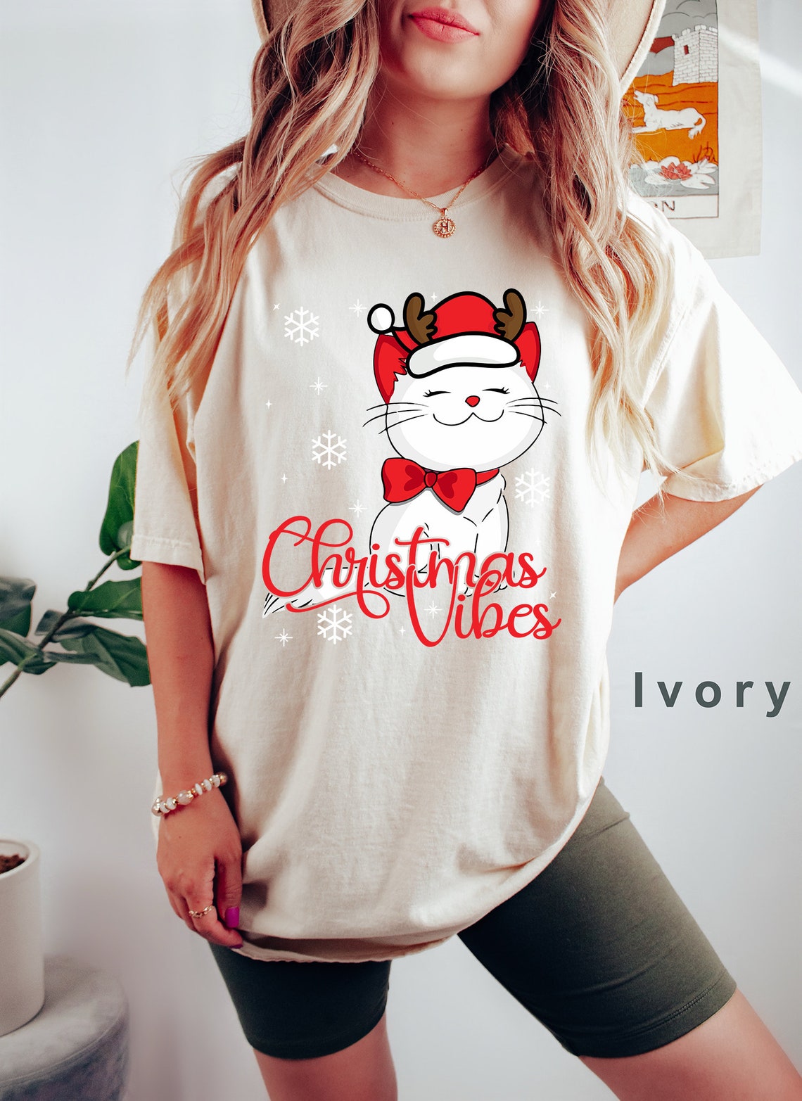 Retro Christmas Cat Shirt, Meowy Christmas Shirt, Christmas t-shirt, Catmas Holiday Shirts, Cat Lover Xmas Gifts, Cat Mom Shirt, Cat Shirt